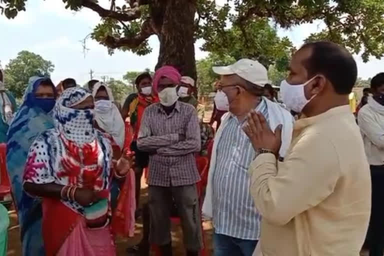 MLA Gulab Kamro is making villagers aware of applying corona vaccine