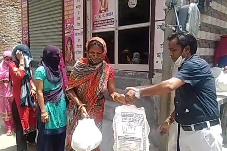 Foreigners helping needy people during lockdown in Delhi