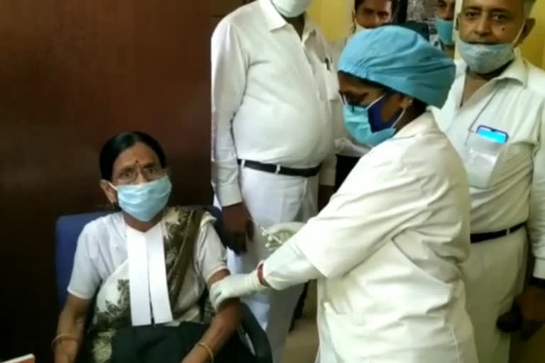 many lawyers took corona vaccine in dhanbad
