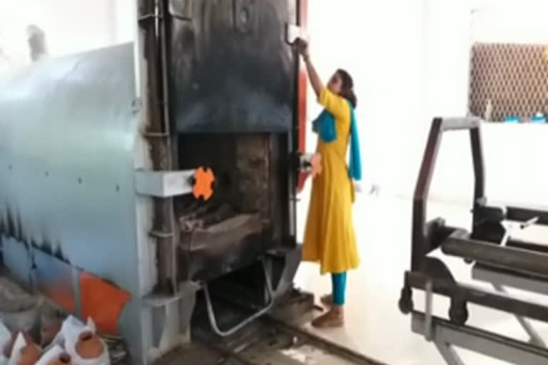 Kerala Muslim woman  cremating Covid bodies  crematorium  Indian Muslim woman  Subina  Iringalakkuda Mukthisthan in Thrissur district  Kerala crematorium  இஸ்லாமிய பெண்  சுபினா  தகனம்  இடுகாடு