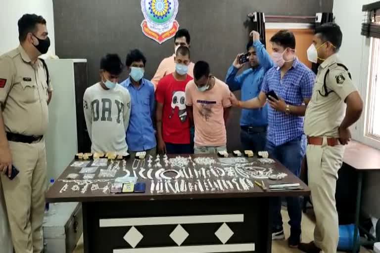 accused-roaming-to-sell-stolen-jewelry-arrested-in-bilaspur