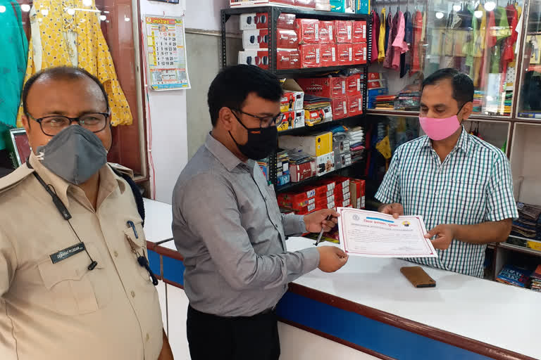 Shopkeepers who took corona vaccine were honored in Dumka