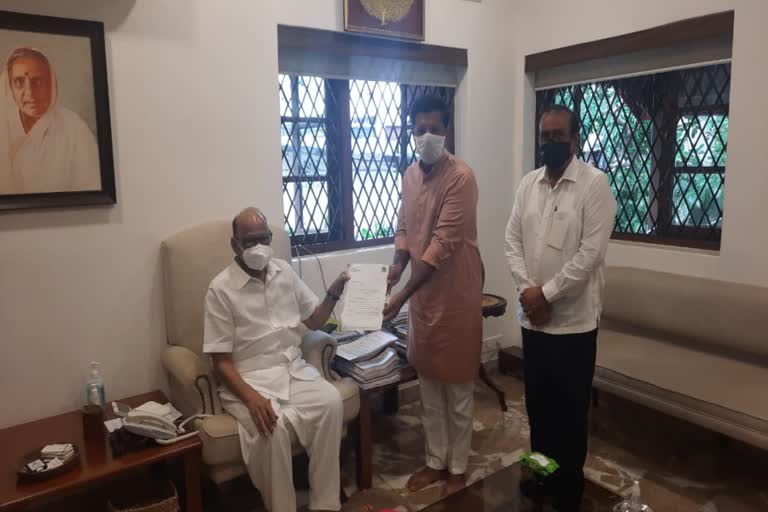 Shanu Pathan meets Sharad Pawar