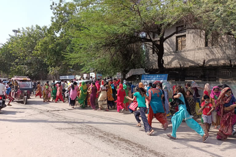 social distancing violation at pratap vihar ration distribution center