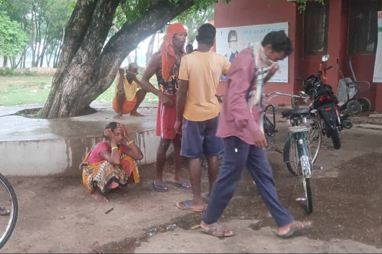 Relatives returning after inviting barpahadi puja in Gumla died in road accident near Bhagidera village