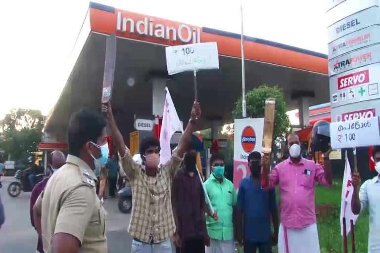 dyfi protest against petrol price hike  petrol price hike  dyfi protest  ഡിവൈഎഫ്ഐ സമരം  പെട്രോള്‍ വില  ഇന്ധന വില  ആലപ്പുഴ വാർത്തകള്‍