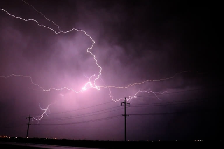 lightning strikes in Murshidabad  9 people dead in lightning strike in WB  west bengal lightning  പശ്ചിമ ബംഗാളിൽ ഇടിമിന്നൽ  ഇടിമിന്നലേറ്റ് മരിച്ചു  ഇടിമിന്നലേറ്റ് മരിച്ചു വാർത്ത