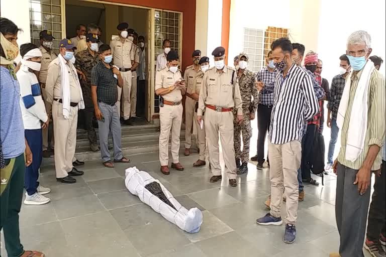 demonstration by placing dead body in front of sp office in morena