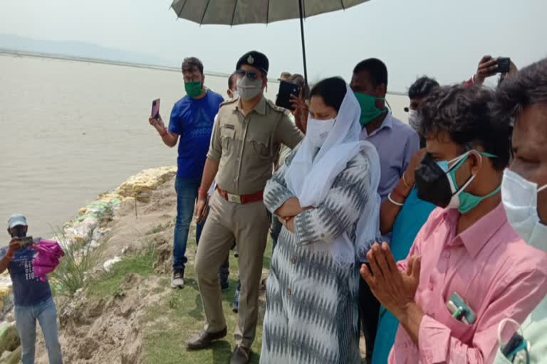 বর্ষার আগে ভাঙনরোধের কাজ খতিয়ে দেখতে মানিকচকে সাবিনা ইয়াসমিন