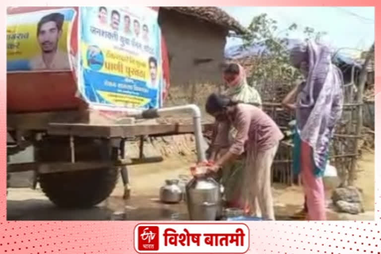 roshan shivankar supplying water to saundad village in gondia