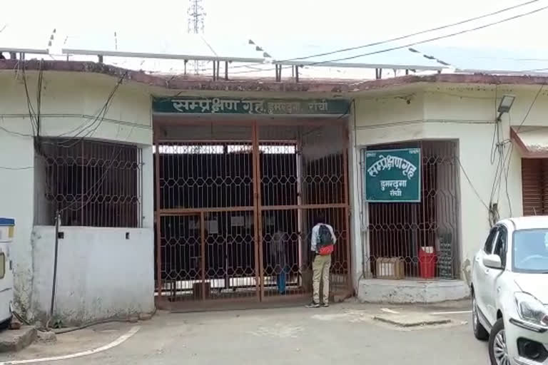 viral-video-of-juvenile-home-child-prisoner-taking-drugs-in-ranchi