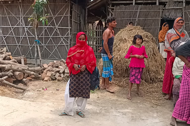 girl agitates in front of lover house in demand of marriage in Malda