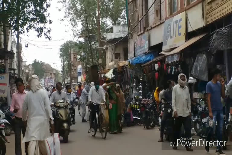 crowd-gathered-in-market-after-corona-curfew