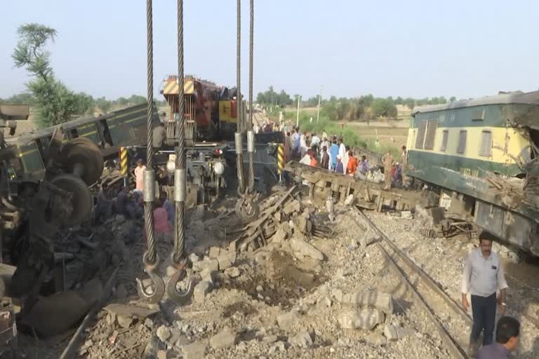 Pakistan train collision