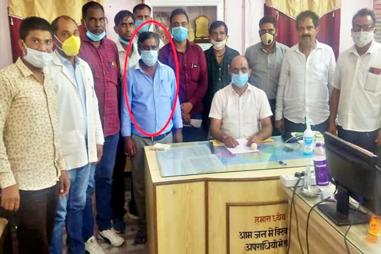 Patwari Shravan Ram arrested while taking bribe  खींवसर न्यूज  नागौर न्यूज  Khinvsar News  Nagaur News  crime in nagaur