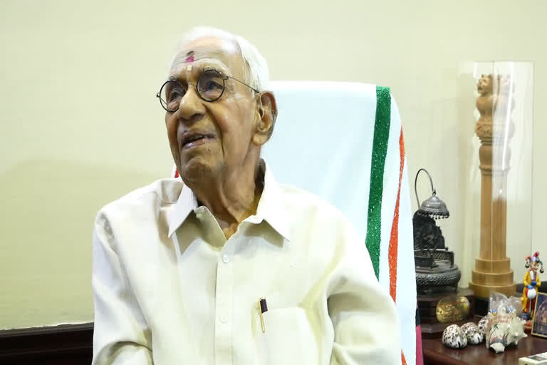 pk warrier  pk warrier birthday  pk warrier turns 100  kottakkal arya vaidya shala  പി.കെ. വാര്യർ നൂറിന്‍റെ നിറവിൽ  പി.കെ. വാര്യർക്ക് പിറന്നാൾ  പി.കെ. വാര്യർക്ക് നൂറ് വയസ്