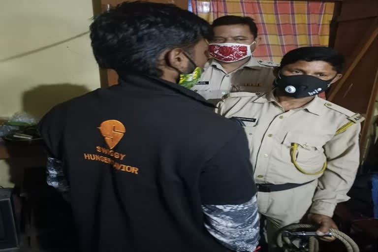 drug peddling  assam drug peddling  assam drug peddlers arrested  online food delivery boys arrested  മയക്കുമരുന്ന് വിൽപ്പന  ഓൺലൈൻ ഫുഡ് ഡെലിവറി ഏജന്‍റുമാർ പിടിയിൽ  food delivery boys drug peddling