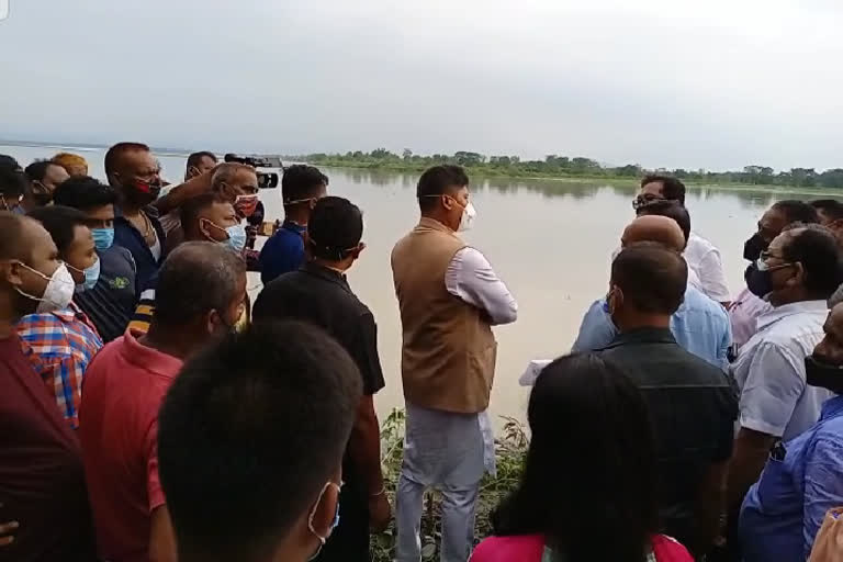 জালুকবাৰী সমষ্টিৰ খহনীয়াৰ বুজ ল'লে মন্ত্ৰী পীযুষ হাজৰিকাই