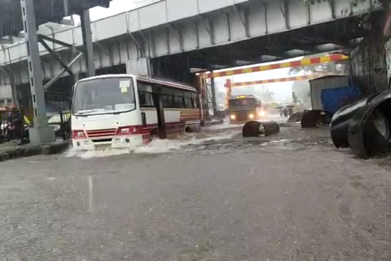 rain comes in mumbai, people facing problem