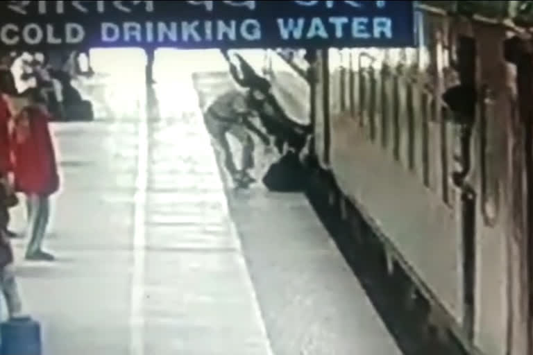 ट्रेन चढ़ने के दौरान गिरे यात्री की आरपीएफ जवान ने बचाई जान