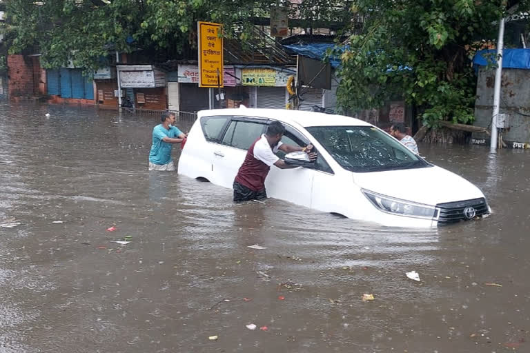 heavy-rain-and-waterlogging-in-mumbai-as-monsoon-advances-in-maharashtra-vehicles-stuck-rail-service-affected