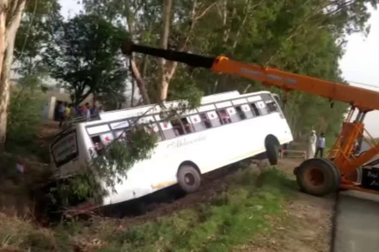 Bus Accident: ਬਿਹਾਰ ਤੋਂ ਪੰਜਾਬ ਜਾ ਰਹੇ ਮਜ਼ਦੂਰਾਂ ਦੀ ਬੱਸ ਪਲਟੀ, ਦੋ ਦੀ ਮੌਤ, 14 ਜ਼ਖਮੀ