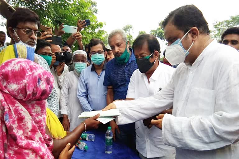 বসিরহাটে বজ্রাঘাতে নিহতদের পরিবারকে আর্থিক সাহায্য