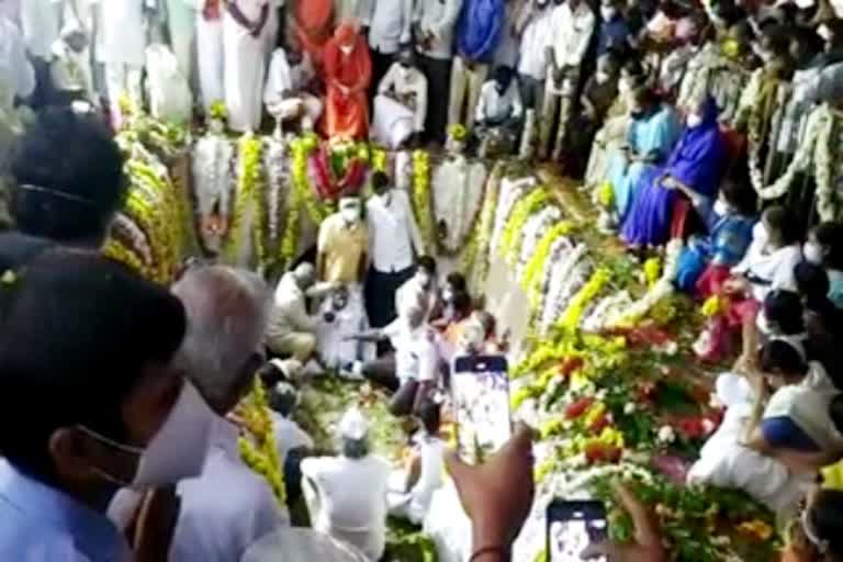 funeral-of-cm-ddasi-done-with-veerashaiva-lingayatam-tradition