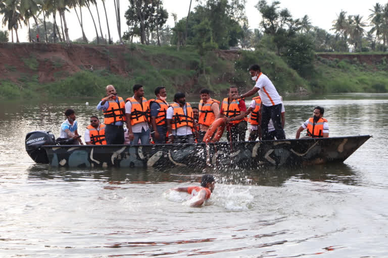 Disaster Management Training Camp conducted by Shiv Pratishthan Youth in Krishna River