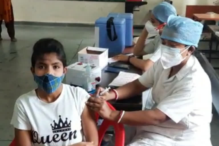 Every Wednesday only women will get the vaccine at the Girls School Center in Itarsi