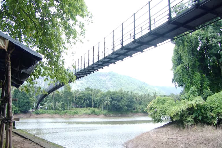 ആളൊഴിഞ്ഞ് ഇഞ്ചതൊട്ടി തൂക്കുപാലം  ഇഞ്ചതൊട്ടി തൂക്കുപാലം  ഇഞ്ചതൊട്ടി  തൂക്കുപാലം  കയാക്ക്  ഡോ.സലീം അലി പക്ഷി സങ്കേത മേഖല  inchathotti suspension bridge  inchathotti suspension bridge visitors  suspension bridge  Dr. Salim Ali Bird Sanctuary Area