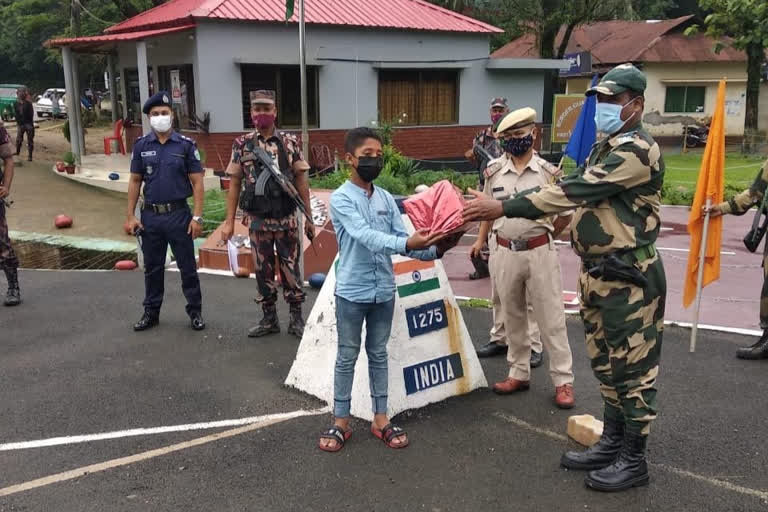 Delhi, BSF, Bangladesh  Border Security Force (BSF)  Bangladesh Border Guards  Good Will Gesture  BSF Dawki Border Out Post  Dawki Tamabil Border Crossing  ബംഗ്ലാദേശ് ബാലൻ  ബംഗ്ലാദേശ് ബാലൻ ഇന്ത്യൻ അതിർത്തി  ഡോക്കി അതിർത്തി  ബി‌എസ്‌എഫ്