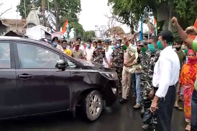 পাণ্ডুয়ায় লকেট চট্টোপাধ্যায়ের গাড়ি ঘিরে বিক্ষোভ