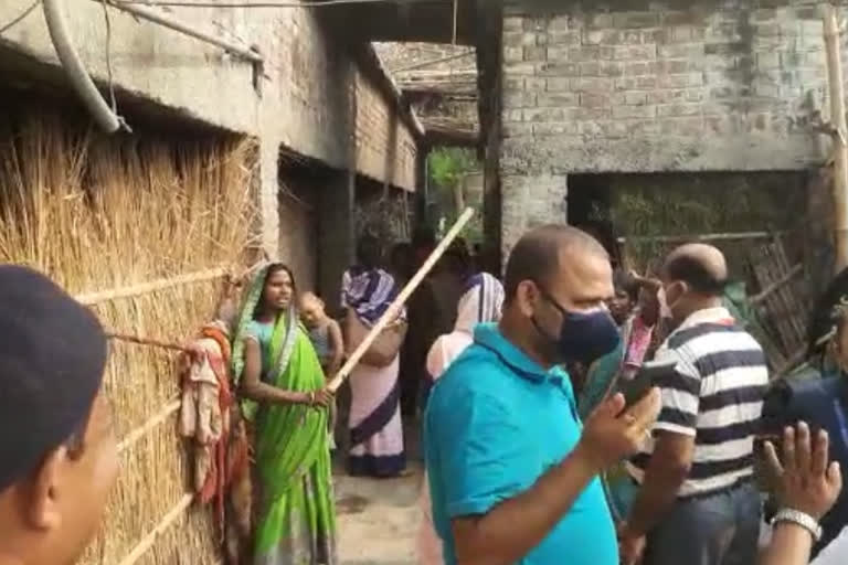 women showed lathi to officers