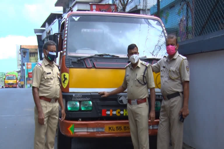 Sand smuggling in Chaliyar  ചാലിയാറിൽ മണൽക്കടത്ത്  ടിപ്പർ ലോറികൾ പിടികൂടി  ലോക്ക്ഡൗണ്‍  Lock down  പൊലീസ്  മണൽക്കടത്ത്  Sand smuggling