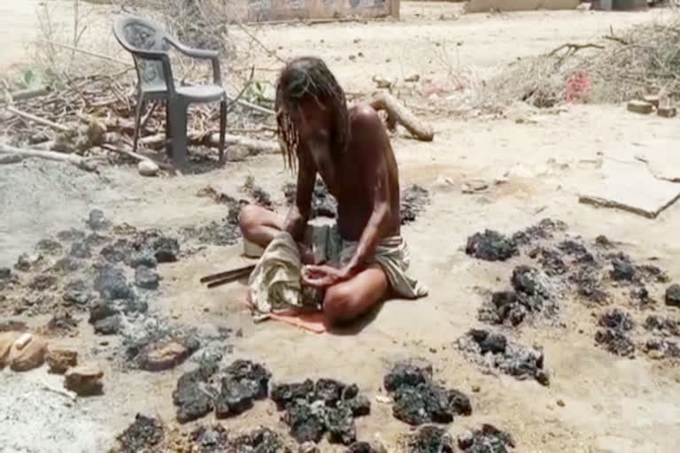 अलवर में तपस्या करते साधु, Sadhus doing penance in Alwar