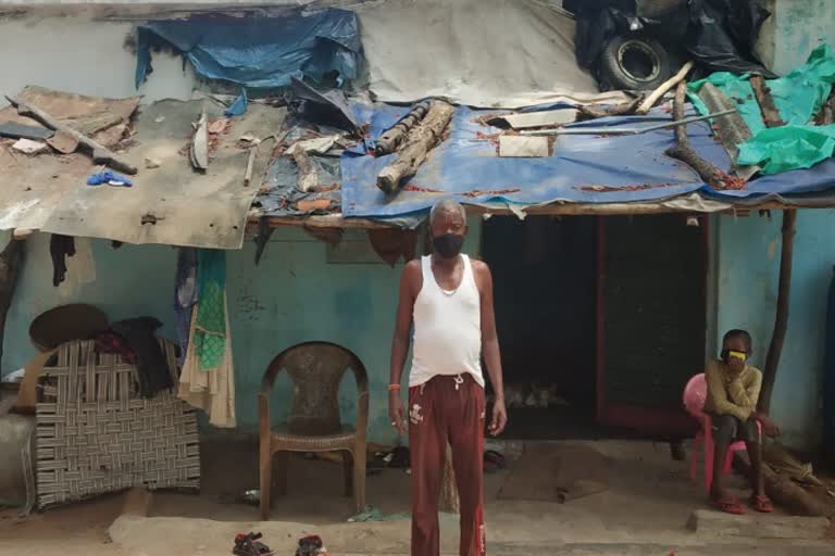 watchman-of-muktidham-living-in-dilapidated-house