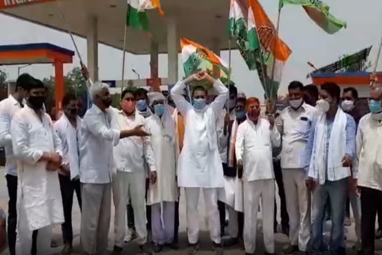 congress-demonstrated-against-rising-prices-of-petrol-and-diesel-in-faridabad