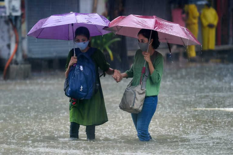 पावसाच्या पाण्यातून चालताना