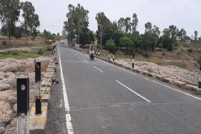 NHAI installed bamboo sticks