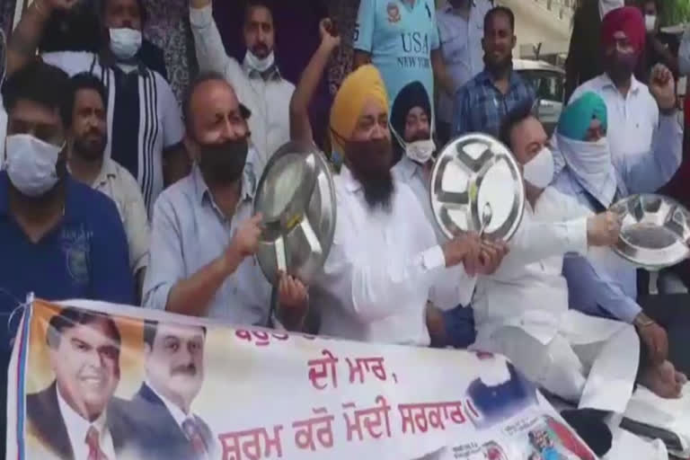 PROTEST: ਕਾਂਗਰਸੀਆਂ ਨੇ ਥਾਲੀਆਂ ਖੜਕਾਕੇ ਮੋਦੀ ਸਰਕਾਰ ਖ਼ਿਲਾਫ਼ ਕੀਤਾ ਪ੍ਰਦਰਸ਼ਨ