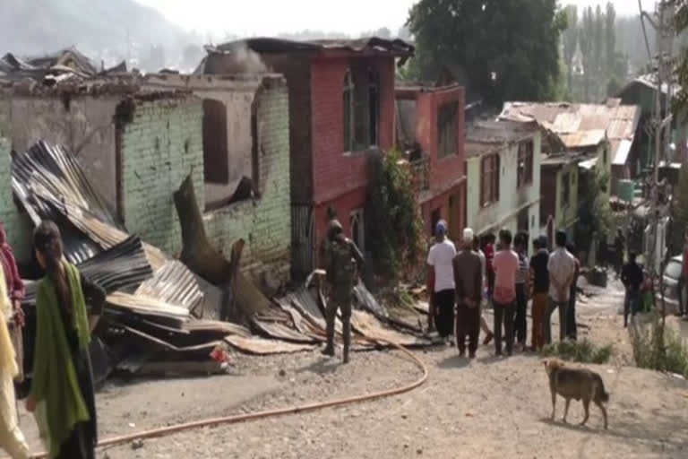 Army  fire engulfs houses  army rescue  ബാരാമുള്ള  തീപിടുത്തം  houses in Baramulla  baramulla fitre