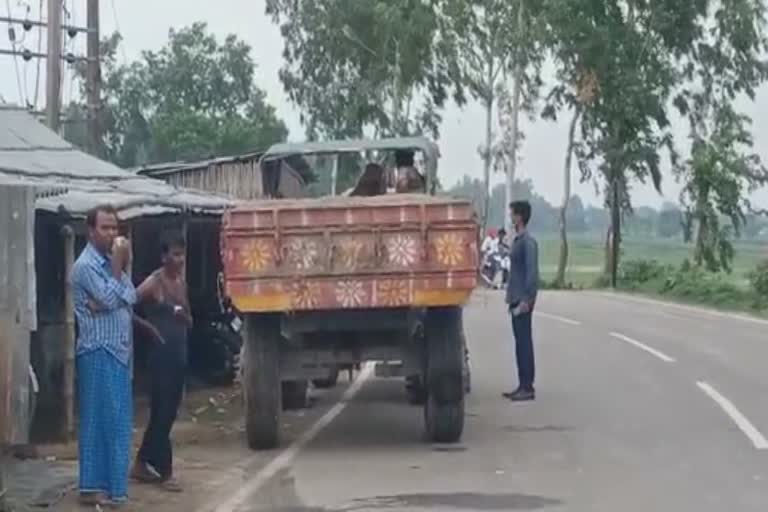 বালি বোঝাই ট্র্যাক্টর আটক মহকুমা শাসকের