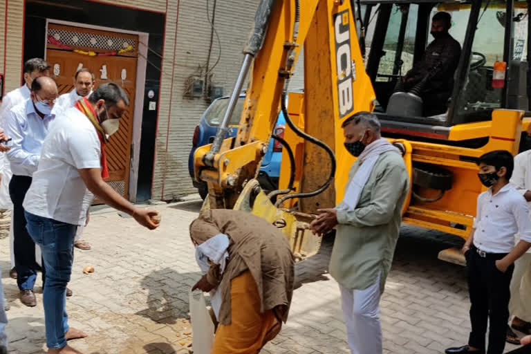 Construction work of sewer line started in Kirari area in outer Delhi