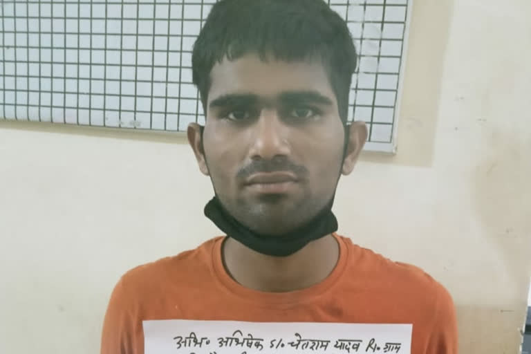 noida police arrested thief with robbed mobile