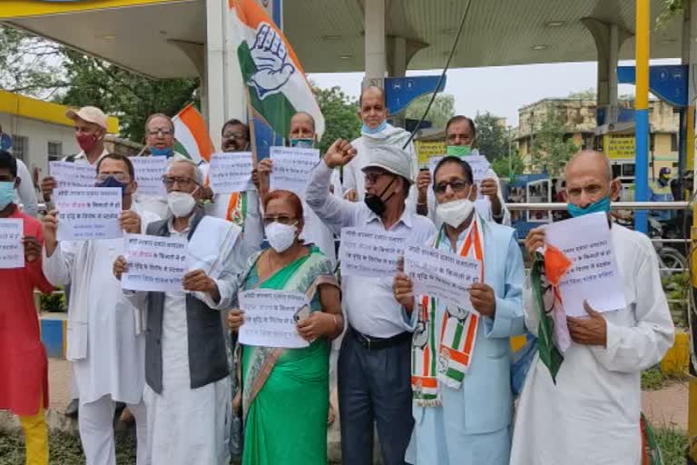 Congress workers protest against prices of petrol and diesel in Saran