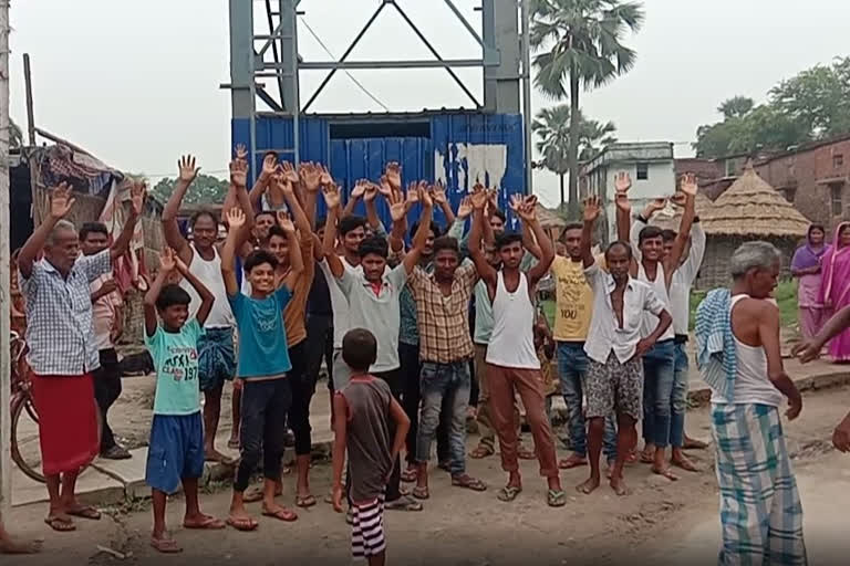 रसीदपुर गांव में नल जल योजना को लेकर ग्रामीणों ने किया प्रदर्शन