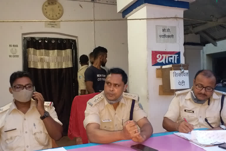 youth including two minors arrested in dumka