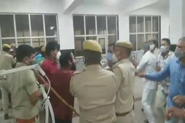 परिजन-डॉक्टर आपस में उलझे, Jhalawar District Hospital fight between doctor and family