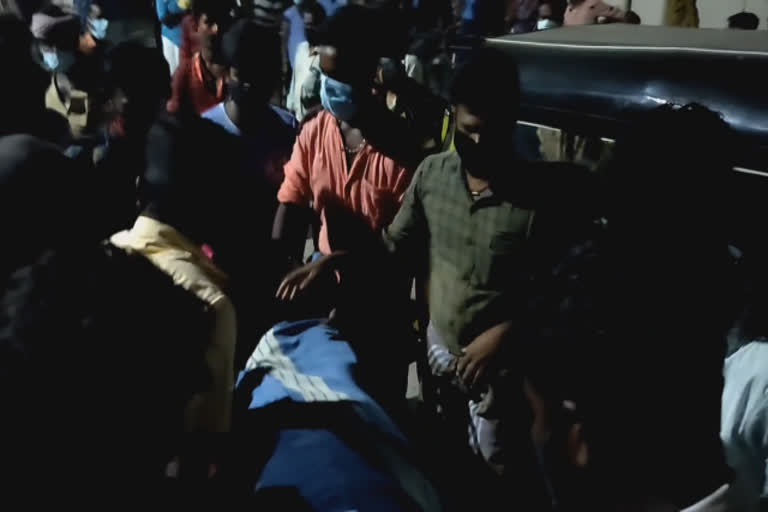 mayiladuthurai news  mayiladuthurai latest news  crime news  protest  mayiladuthurai government hospital  கரோனா அறிகுறியுடன் உயிriழந்தவரின் உடலை தர மருத்த மருத்துவமனை  மயிலாடுதுறை செய்திகள்  குற்றச் செய்திகள்  போராட்டம்  மருத்துவமனை முன் போராட்டம்